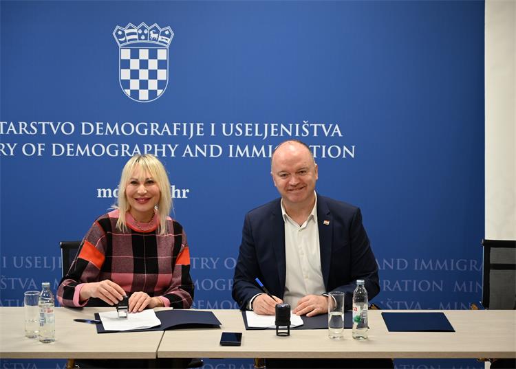 Slika /Ministar Šipić - fotografije/Potpis sporazuma sa zakladom 1.JPG